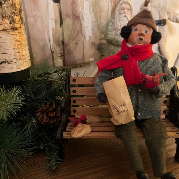 Byers Choice Cries of London Series Man on Bench Feeding the Birds - Picture 5 of 12